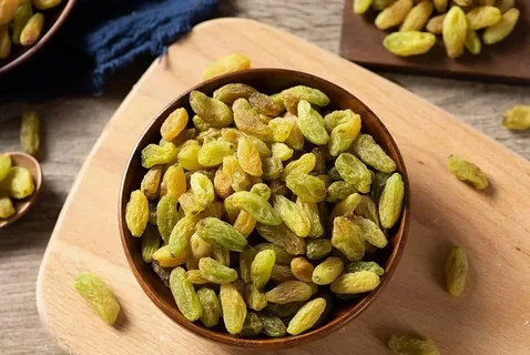 تصویر 1 از کشمش سبز قلمی عمده به روش سنتی